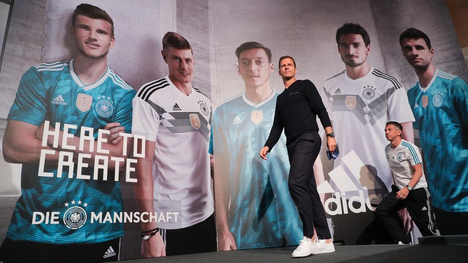 Team-Manager Oliver Bierhoff vor einem Poster von (v.l.n.r.) Timo Werner, Toni Kroos, Mesut Özil, Mats Hummels und Thomas Müller