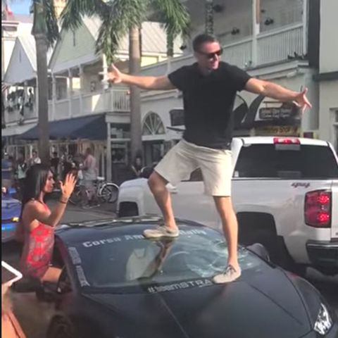 Peinlicher Vorfall: Lamborghini-Fahrer will auf seinem Auto posen - doch dann macht er sich komplett lächerlich