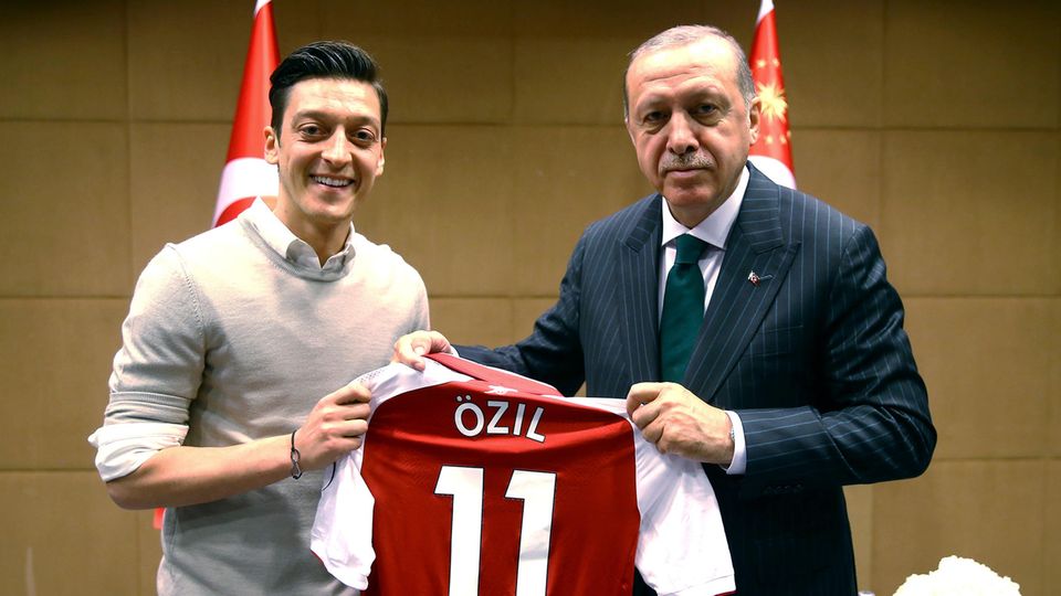 Der türkische Staatspräsident Recep Tayyip Erdogan und Ex-Nationalspieler Mesut Özil Der türkische Staatspräsident Recep Tayyip Erdogan und Ex-Nationalspieler Mesut Özil