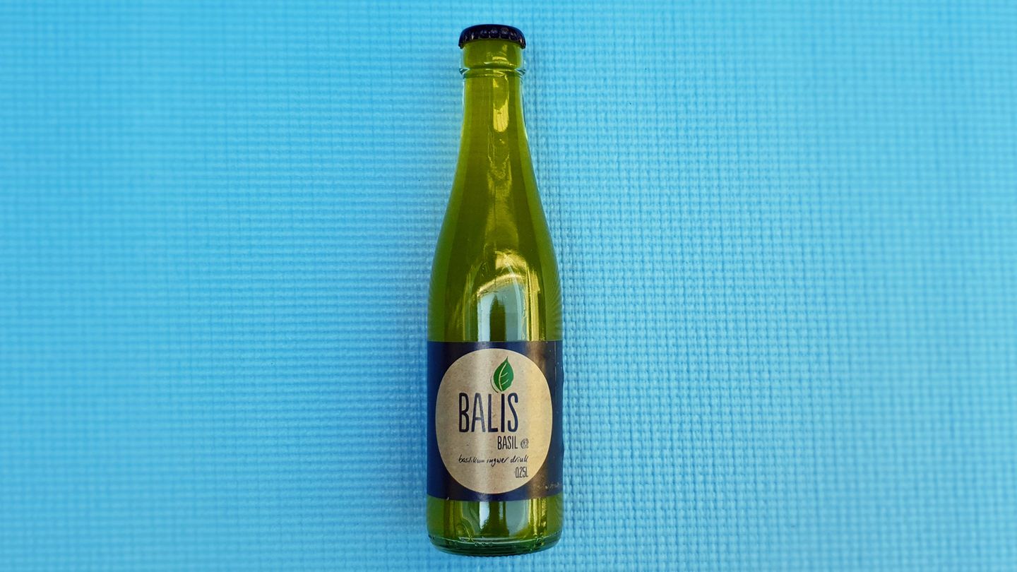 Balis Basil  Was ist das für eine Limo? Basilikum-Ingwer-Limonade  Wie viel kostet sie? etwa 1,79 Euro  Wie schmeckt sie? Enthält nur 0,004% Basilikumextrakt, schmeckt daher mehr nach Ingwer als nach Basilikum, sehr süß, eher zum Mixen geeignet - beispielsweise mit Gin