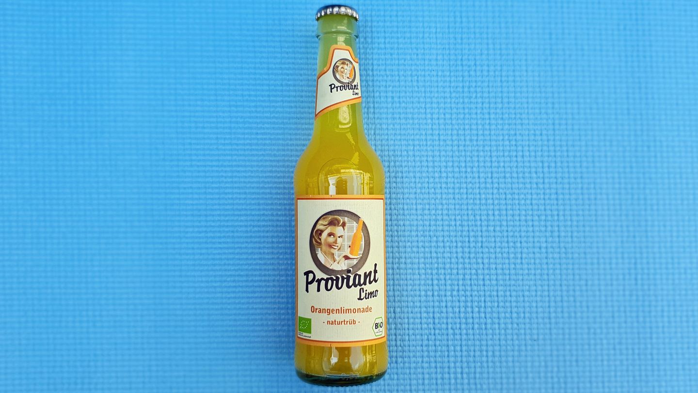 Proviant Limo Orange  Was ist das für eine Limo? Limonade mit frisch gepresstem Orangensaft  Wie viel kostet sie? etwa 99 Cent  Wie schmeckt sie? sehr sauer, aber angenehme Süße, im Abgang etwas muffig, interessanter Geschmack, wenn man es mag, schmeckt nicht so künstlich wie Fanta
