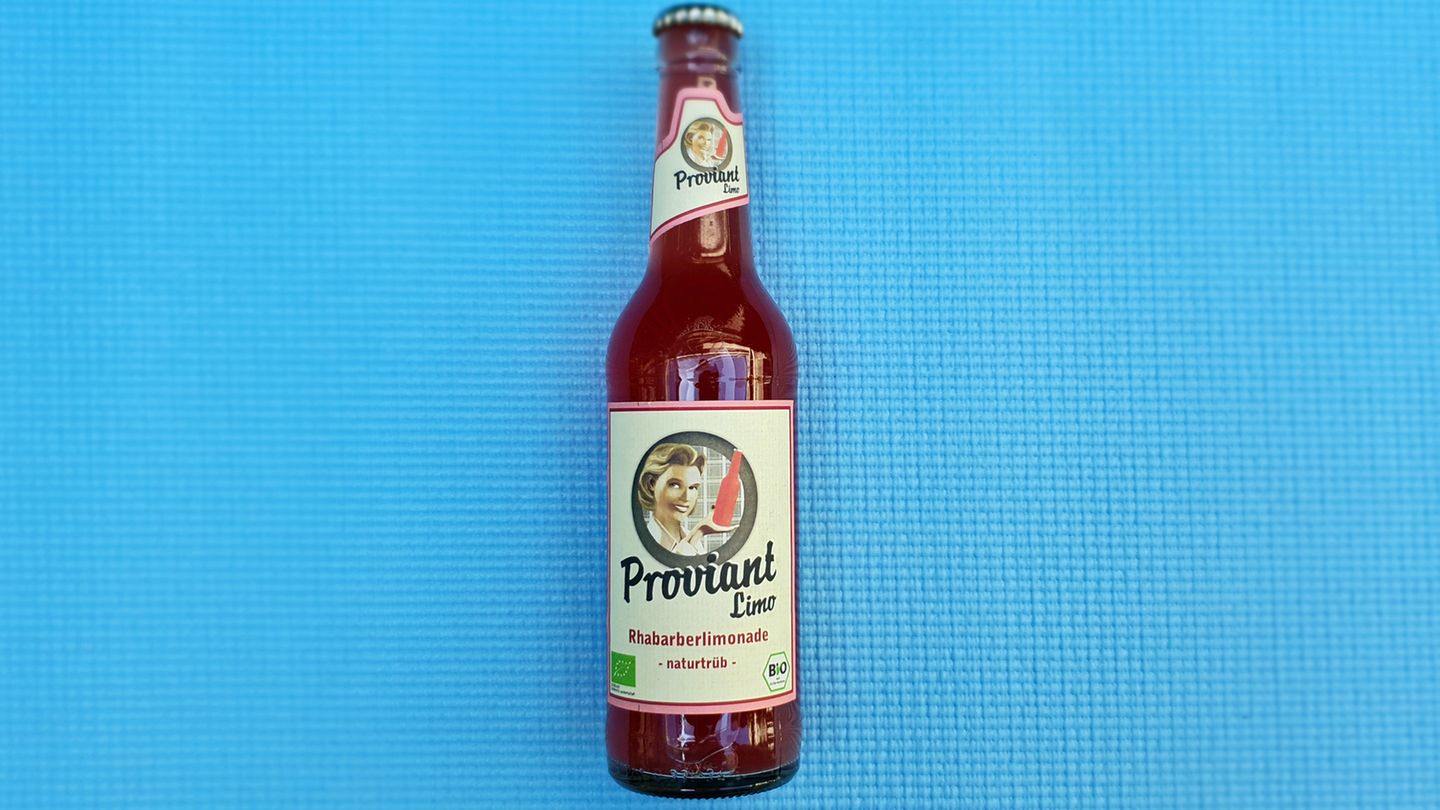 Proviant Limo Rhabarber  Was ist das für eine Limo? Limonade aus frisch entsaftetem Rhabarber und einem Schuss Zitronensaft  Wie viel kostet sie? etwa 99 Cent  Wie schmeckt sie? intensiv und sehr natürlich nach Rhabarber, Gemüsegeschmack bleibt lange im Mund erhalten, gute Säure