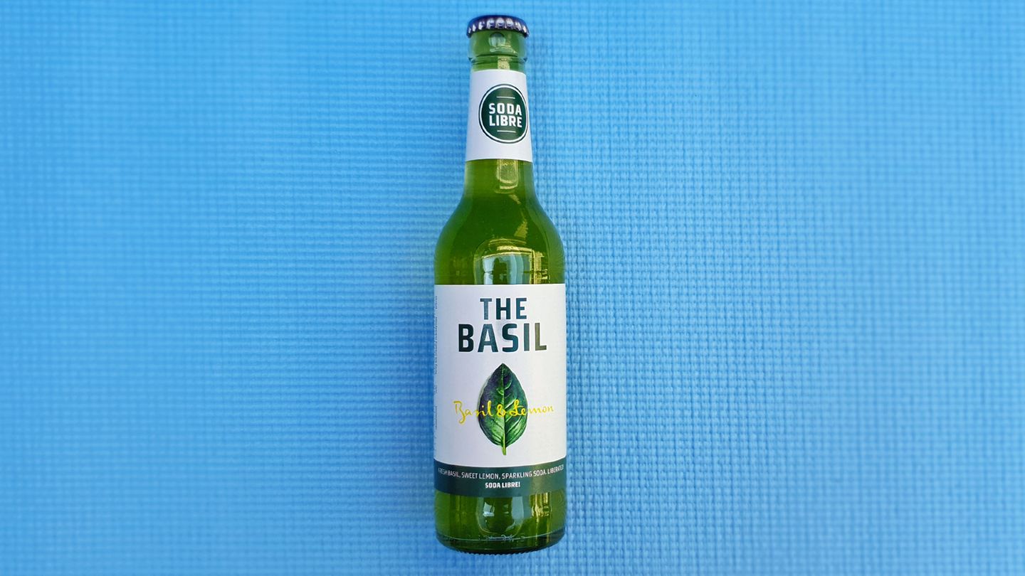The Basil  Was ist das für eine Limo? Basilikum-Zitronen-Limonade  Wie viel kostet sie? etwa 1,79 Euro  Wie schmeckt sie? schön würzig, Basilikumaroma könnte dennoch intensiver sein, Limonade schäumt im Mund, etwas unangenehm, Limo schreit nach Alkohol