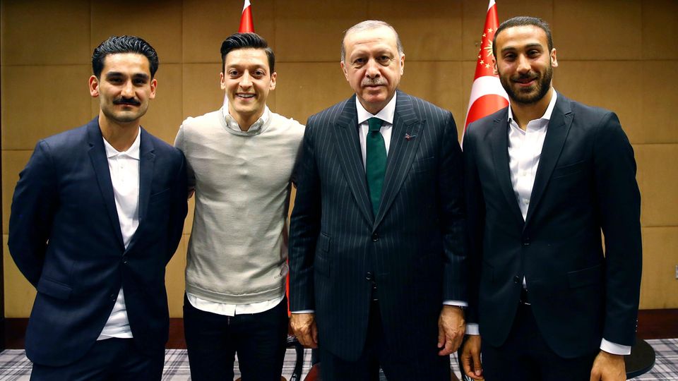 Der türkische Präsident Recep Tayyip Erdogan und Fußballspieler Der türkische Präsident Recep Tayyip Erdogan und Fußballspieler