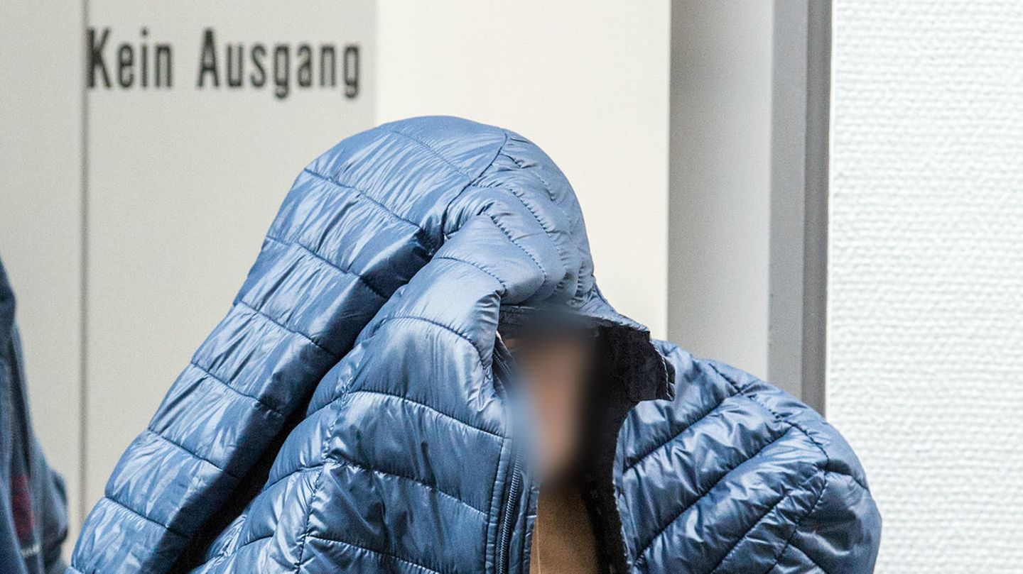 Die Angeklagte wird vor dem Beginn des Prozesses in den Verhandlungsaal. Als Motiv wird Eifersucht angenommen