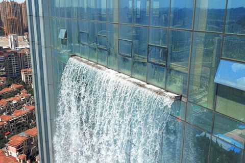 Skurriles Bauwerk: Von wegen Rohrbruch - chinesischer Wolkenkratzer mit Wasserfall sorgt für Staunen