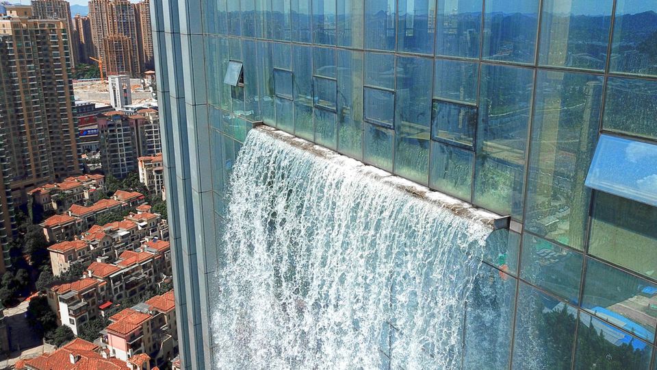 Skurriles Bauwerk: Von wegen Rohrbruch - chinesischer Wolkenkratzer mit Wasserfall sorgt für Staunen Skurriles Bauwerk: Von wegen Rohrbruch - chinesischer Wolkenkratzer mit Wasserfall sorgt für Staunen