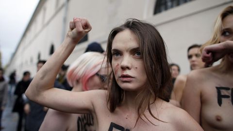 Die Frauenrechtlerin Oksana Schatschko bei Protesten in Paris 2012