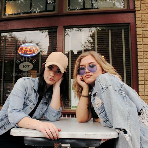 Zwei junge Millennials vor einem Restaurant