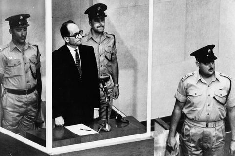 Nicht in Deutschland, sondern in Argentinien vom israelischen Geheimdienst entführt und wegen der Mitverantwortung an der Ermordung von rund sechs Millionen Menschen zum Tode verurteilt: SS-Obersturmbannführer Adolf Eichmann