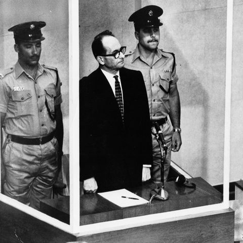 Nicht in Deutschland, sondern in Argentinien vom israelischen Geheimdienst entführt und wegen der Mitverantwortung an der Ermordung von rund sechs Millionen Menschen zum Tode verurteilt: SS-Obersturmbannführer Adolf Eichmann