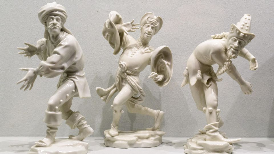 Die Porzellanfiguren von drei Moriskentänzern (um 1939) von der Porzellan Manufaktur Allach (PMA)