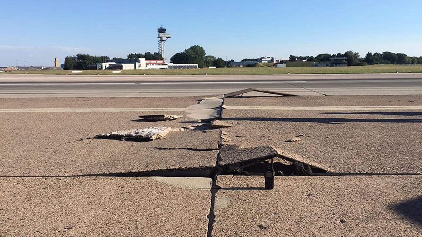 Am Flughafen Hannover hat die Hitze die Start- und Landebahn stark beschädigt