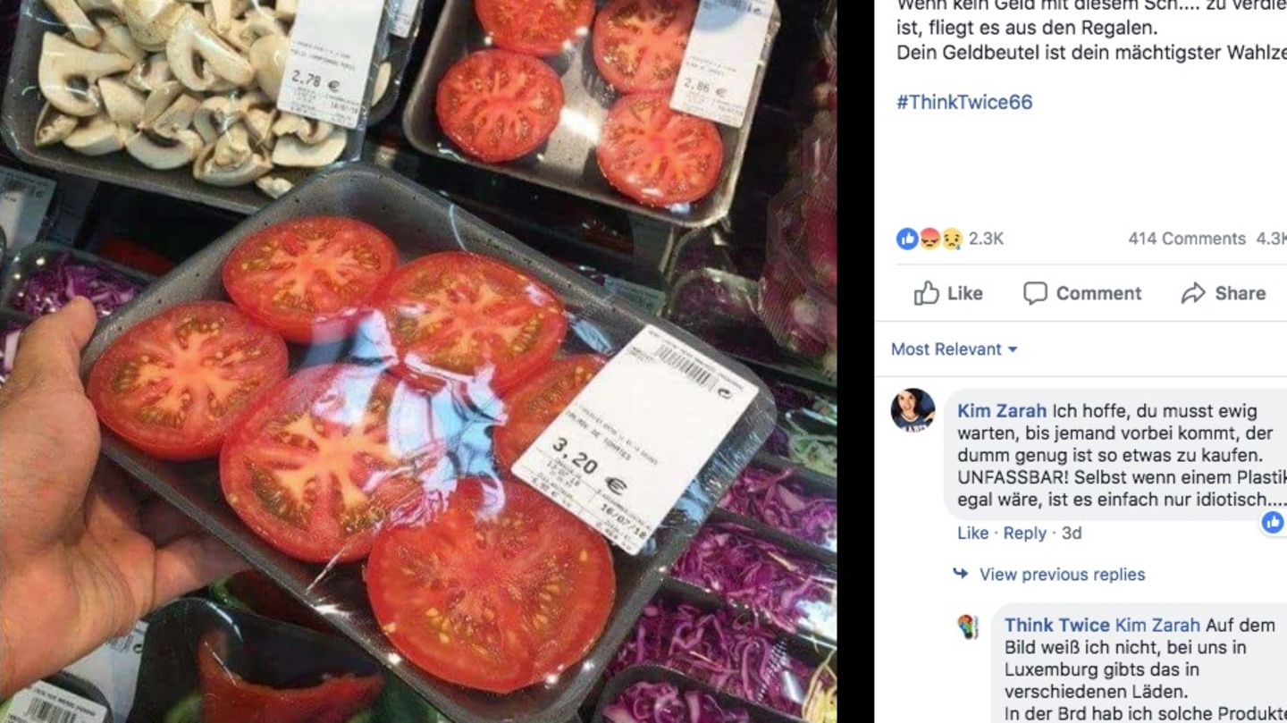 Drei halbierte Tomaten in einer Plastikverpackung