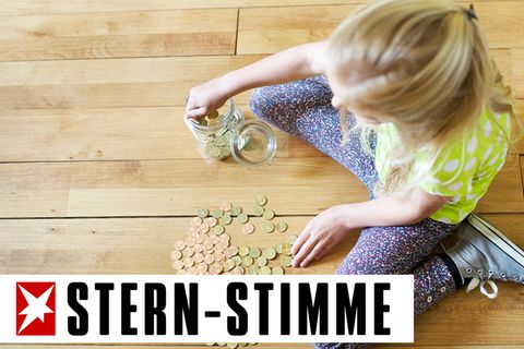 Kind zählt Taschengeld