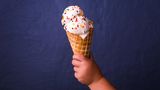 Plastik: Eis in der Waffel