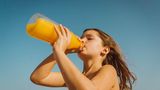 Plastik Müll: Ein Mädchen trinkt aus der Flasche