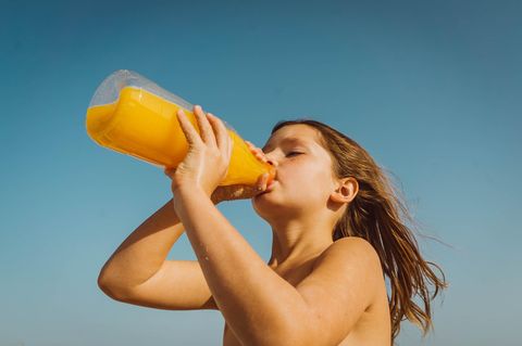 Plastik Müll: Ein Mädchen trinkt aus der Flasche