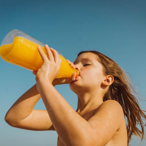 Plastik Müll: Ein Mädchen trinkt aus der Flasche