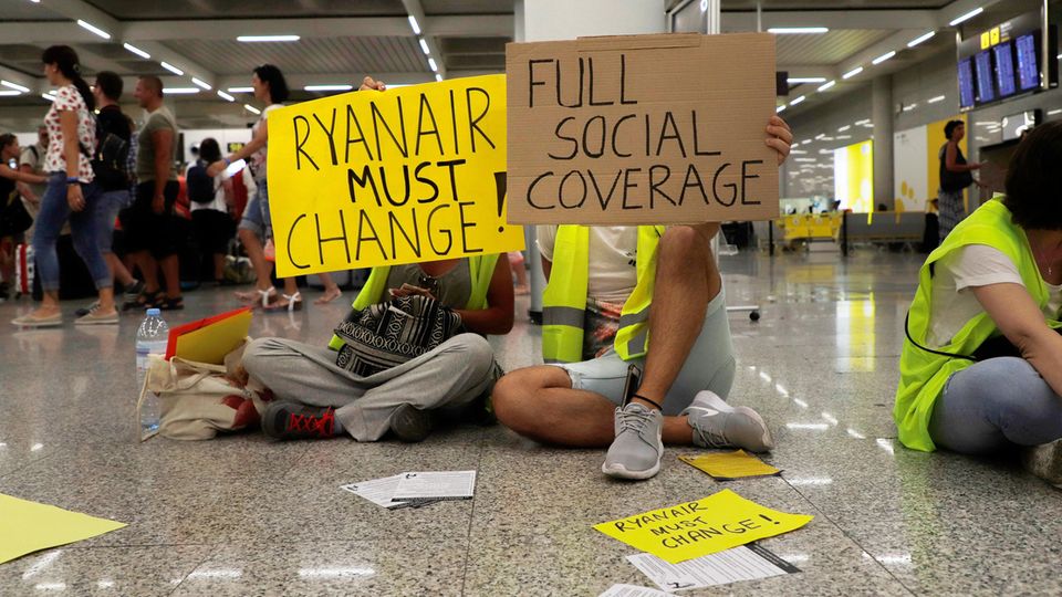 Das Kabinenpersonal der Fluggesellschaft Ryanair demonstriert mit Schildern am Flughafen Palma de Mallorca und fordert mehr Geld sowie bessere Konditionen.