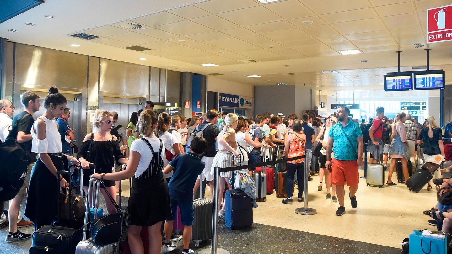 Lange Schlangen vor den Ryanair-Schaltern in Valencia am ersten von zwei Streiktagen in Spanien.