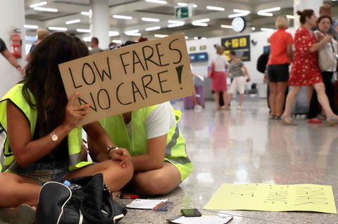 Das Kabinenpersonal der Fluggesellschaft Ryanair demonstriert mit Schildern am Flughafen Palma de Mallorca und fordert mehr Geld sowie bessere Konditionen.