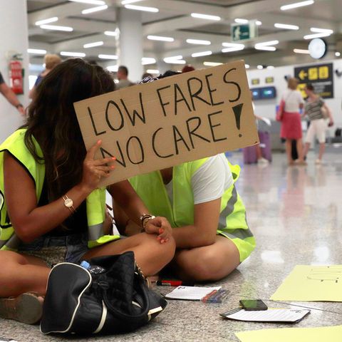 Das Kabinenpersonal der Fluggesellschaft Ryanair demonstriert mit Schildern am Flughafen Palma de Mallorca und fordert mehr Geld sowie bessere Konditionen.
