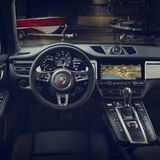 Im Cockpit fällt der elf Zoll Monitor ins Auge