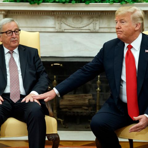 Hand drauf: US-Präsident Donald Trump (r.) und EU-Kommissionschef Jean-Claude Juncker am Mittwoch im Oval Office des Weißen Hauses.