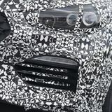 Der typische Kühlergrill ist auch unter der Tarnfolie erkennbar