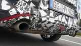 Die zweiflutige Auspuffanlage ist deutlich sichtbar