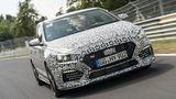 Der Hyundai i30 N Fastback Prototyp lenkt agil ein