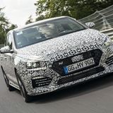 Der Hyundai i30 N Fastback Prototyp lenkt agil ein
