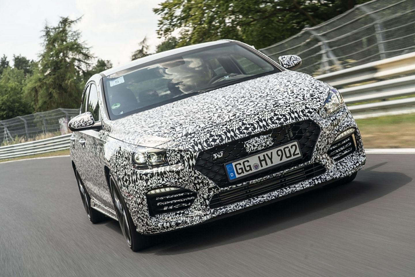 Der Hyundai i30 N Fastback Prototyp lenkt agil ein