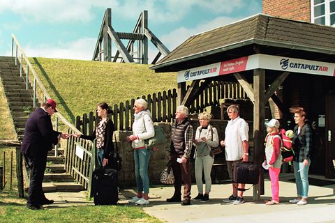 Gate am Deich: Szene aus dem Clip "Catapult Air - Im hohen Bogen nach Sylt", der auf humorvolle Weise den zweigleisigen Ausbau der Bahnstrecke nach Westland fordert.