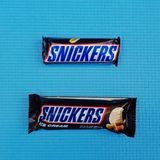 Wer gewinnt? Das Eis  Warum? Das Eis ist leicht salzig, nicht ganz so crunchy wie der Riegel, dafür kommt der Erdnussgeschmack sehr gut heraus und ist angenehmer und intensiver als beim Riegel. Auch die Schokolade hat einen sehr guten Schmelz.  Was hat mehr Kalorien (pro 100 Gramm)? Riegel 481, Eis 338 