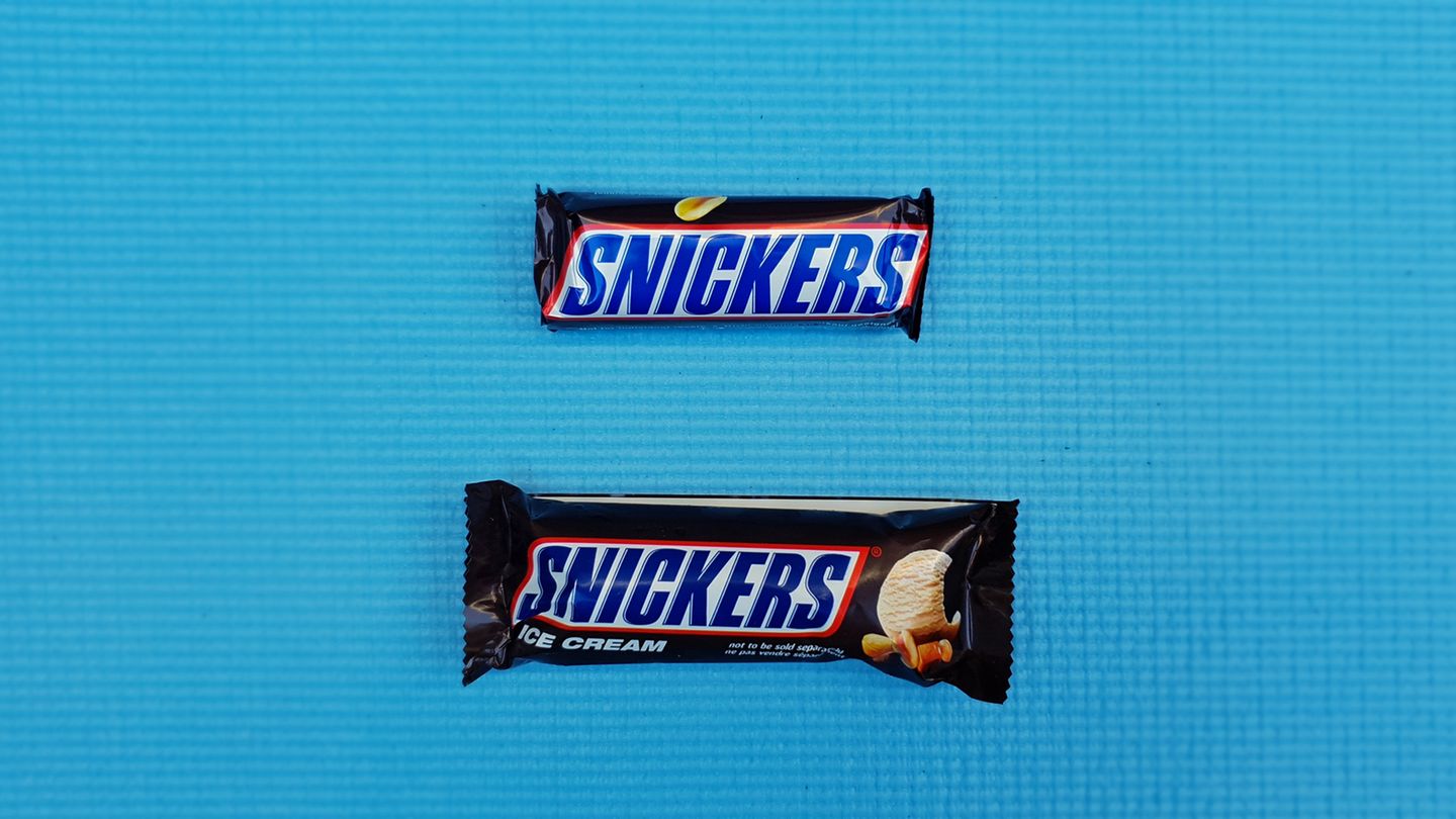 Schokoriegel vs. Eis: Wer gewinnt? Das Eis Warum? Das Eis ist leicht salzig, nicht ganz so crunchy wie der Riegel, dafür kommt der Erdnussgeschmack sehr gut heraus und ist angenehmer und intensiver als beim Riegel. Auch die Schokolade hat einen sehr guten Schmelz. Was hat mehr Kalorien (pro 100 Gramm)? Riegel 481, Eis 338 Wer gewinnt? Das Eis Warum? Das Eis ist leicht salzig, nicht ganz so crunchy wie der Riegel, dafür kommt der Erdnussgeschmack sehr gut heraus und ist angenehmer und intensiver als beim Riegel. Auch die Schokolade hat einen sehr guten Schmelz. Was hat mehr Kalorien (pro 100 Gramm)? Riegel 481, Eis 338