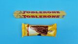 Wer gewinnt? Der Riegel  Warum? Das Eis hat nichts mit Toblerone gemein. Es erinnert eher an Schokoladeneis mit Toblerone-Schokolade umhüllt. Die Stückchen im Eis sind crunchy und nicht so klebrig wie in der Toblerone-Schokolade.  Was hat mehr Kalorien (pro 100 Gramm)? Riegel 535, Eis 355 
