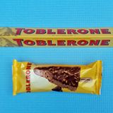 Wer gewinnt? Der Riegel  Warum? Das Eis hat nichts mit Toblerone gemein. Es erinnert eher an Schokoladeneis mit Toblerone-Schokolade umhüllt. Die Stückchen im Eis sind crunchy und nicht so klebrig wie in der Toblerone-Schokolade.  Was hat mehr Kalorien (pro 100 Gramm)? Riegel 535, Eis 355 
