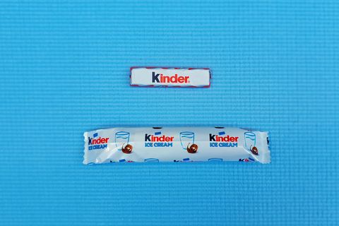 Wer gewinnt? Der Riegel  Warum? Das Eis ist viel zu wenig schokoladig. Es fehlt der klassische Kinder-Schokoladen-Geschmack. Ist fast schon wässrig und hat keinen Schmelz.  Was hat mehr Kalorien (pro 100 Gramm)? Riegel 566, Eis 229 