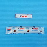 Wer gewinnt? Der Riegel  Warum? Das Eis ist viel zu wenig schokoladig. Es fehlt der klassische Kinder-Schokoladen-Geschmack. Ist fast schon wässrig und hat keinen Schmelz.  Was hat mehr Kalorien (pro 100 Gramm)? Riegel 566, Eis 229 