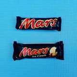 Wer gewinnt? Das Eis  Warum? Das Eis ist weniger süß als der Riegel. Das Karamell kommt gut heraus und ist nicht so klebrig wie der Riegel. Es hat eine entfernte Ähnlichkeit zum Riegel.  Was hat mehr Kalorien (pro 100 Gramm)? Riegel 449, Eis 275 