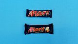 Wer gewinnt? Das Eis  Warum? Das Eis ist weniger süß als der Riegel. Das Karamell kommt gut heraus und ist nicht so klebrig wie der Riegel. Es hat eine entfernte Ähnlichkeit zum Riegel.  Was hat mehr Kalorien (pro 100 Gramm)? Riegel 449, Eis 275 