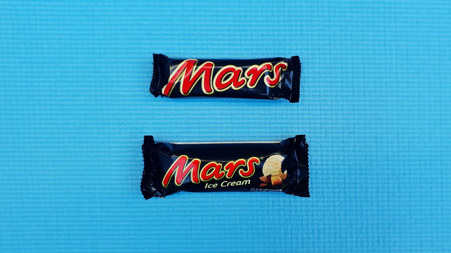 Wer gewinnt? Das Eis  Warum? Das Eis ist weniger süß als der Riegel. Das Karamell kommt gut heraus und ist nicht so klebrig wie der Riegel. Es hat eine entfernte Ähnlichkeit zum Riegel.  Was hat mehr Kalorien (pro 100 Gramm)? Riegel 449, Eis 275 