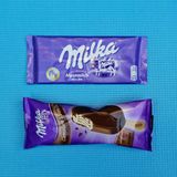 Wer gewinnt? Keiner von beiden  Warum? Sowohl Schokolade als auch Eis fehlt es an Aroma, das Eis schmeckt wässrig und erinnert an Magnum-Eis. Viel zu süß im Abgang.  Was hat mehr Kalorien (pro 100 Gramm)? Schokolade 530, Eis 354 