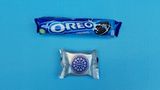 Wer gewinnt? Das Eis  Warum? Zwar ist der Keks im Oreo-Eis viel weicher als beim Original. Dennoch schmeckt die Eisfüllung lecker und originalgetreu.  Was hat mehr Kalorien (pro 100 Gramm)? Riegel 474, Eis 310 