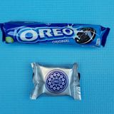 Wer gewinnt? Das Eis  Warum? Zwar ist der Keks im Oreo-Eis viel weicher als beim Original. Dennoch schmeckt die Eisfüllung lecker und originalgetreu.  Was hat mehr Kalorien (pro 100 Gramm)? Riegel 474, Eis 310 