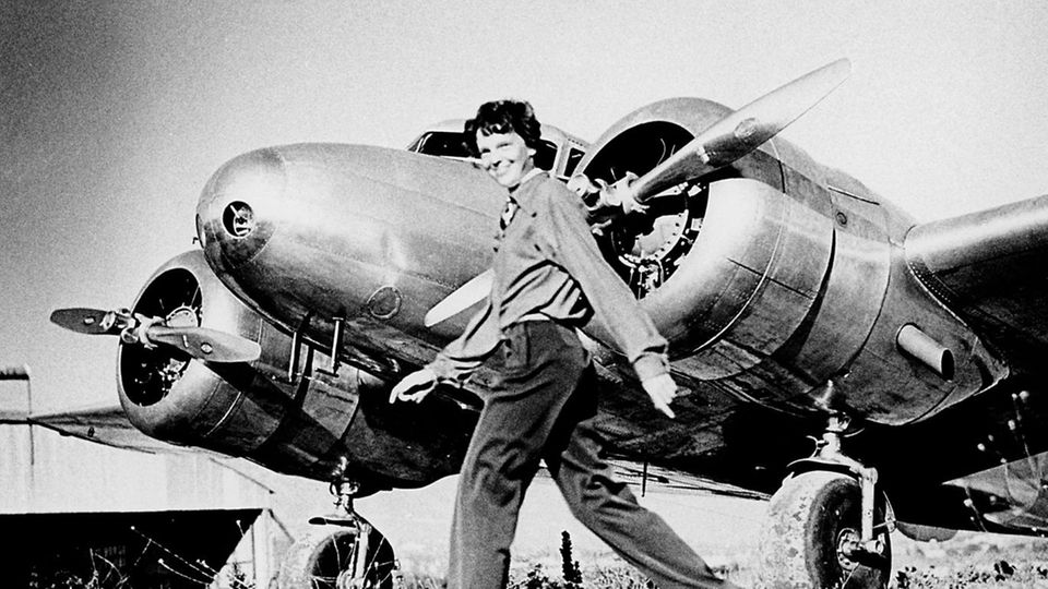 Amelia Earhart vor ihrer Lockheed Electra.