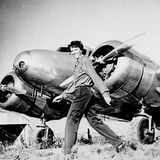 Amelia Earhart vor ihrer Lockheed Electra.