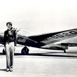 Amelia Earhart vor der Lockheed Electra, in der sie im Juli 1937 verschwand.